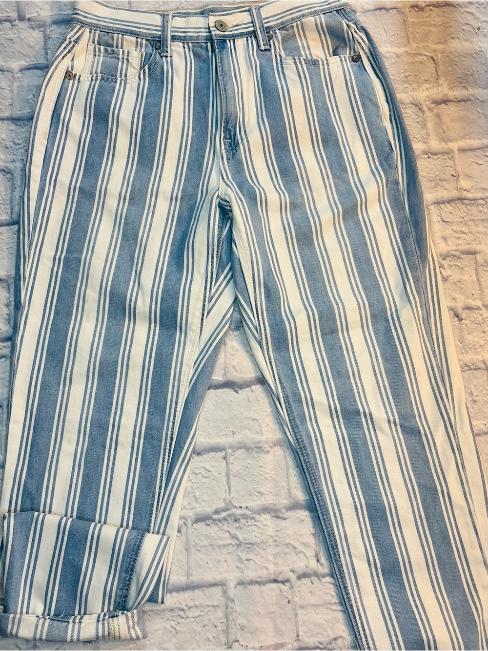 American Eagle Women’s Blue & White Stripped Mom Jean Size 2 Regular